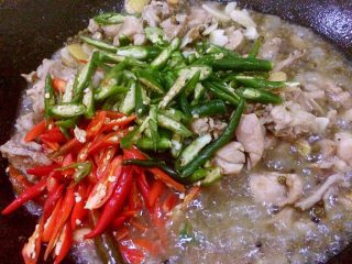 11、哑巴兔（四川重口味菜系）,汤汁快收干时，加入红米椒、青米椒，转中火快速翻炒，但不能把辣椒炒软了。