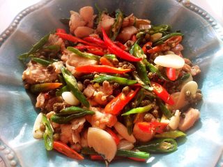 12、哑巴兔（四川重口味菜系）,汤汁收干后，加入剩余葱段，20秒快炒后停火。