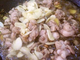 9、哑巴兔（四川重口味菜系）,待闻到花椒香味时，再加入蒜片，继续小火翻炒。