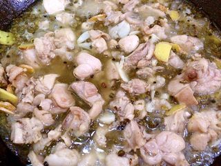 10、哑巴兔（四川重口味菜系）,蒜香味飘出后，再加入4分之一瓶白醋，两勺盐，改大火翻炒。