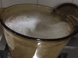 4、重庆冰粉,烧开后关火、放凉，制成冰粉水。