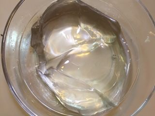 7、重庆冰粉,冰箱冷藏一夜后的冰粉晶莹剔透、绵软顺滑。