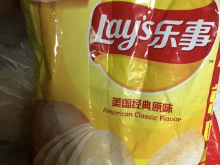 2、香酥鸡柳,准备一袋薯片