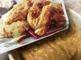 4、香酥鸡柳,切好的鸡柳放入调料粉，这个偏辣，可以适量放入