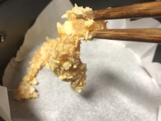 9、香酥鸡柳,由于我不喜欢吃太油了，直接用的空气炸锅，下面用的硅油纸