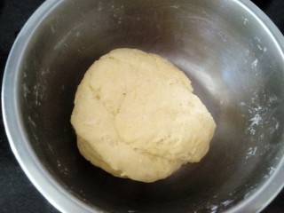 2、＃地方特色小吃＃  自制龙抄手,揉成面团，盖上保鲜醒半小时（如果面干可加少许少一起揉）