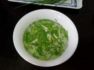 3、＃地方特色小吃＃  自制龙抄手,葱切段，姜切丝，倒入开水，制成葱姜水待用