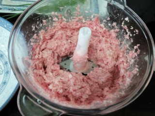 4、＃地方特色小吃＃  自制龙抄手,肉切丁，放入绞肉机中绞成肉泥
