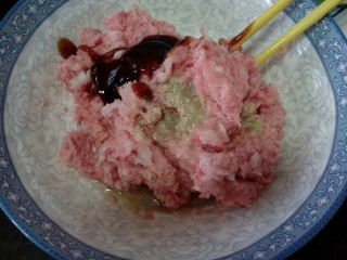 5、＃地方特色小吃＃  自制龙抄手,将肉取出放碗里，加少许盐，胡椒粉，料酒，蚝油，香油少量多次添加葱姜水，顺一个方向搅拌