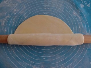 8、＃地方特色小吃＃  自制龙抄手,擀的面皮卷起来慢慢压，压到0.5毫米左右的面皮就差不多了。如果喜欢厚点的就压厚点