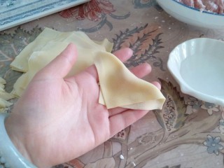 11、＃地方特色小吃＃  自制龙抄手,肉馅儿放中间，将面皮折叠如图示