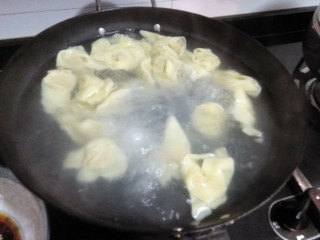 14、＃地方特色小吃＃  自制龙抄手,烧水，水开后放入抄手，煮约1分钟待抄手全部浮起来，皮有点透就捞出来