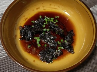 15、＃地方特色小吃＃  自制龙抄手,现来调汤底，家里没有辣椒红油了，换种口味——酸辣味型，个人觉得比红油的好吃。取一碗，放少许盐，生抽,椒麻油，醋，紫菜，葱花。根据需要加少许味精