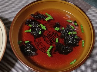 16、＃地方特色小吃＃  自制龙抄手,加入骨汤调匀。若没有熬骨头汤，放煮抄手的面汤也可以