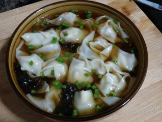 17、＃地方特色小吃＃  自制龙抄手,盛到配好调料碗里