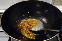 5、泡菜鱼,将锅中多余的油倒出，留3大匙油，放入泡红辣椒末、姜、葱、蒜末炒出香味，放入料酒。