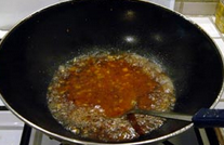 6、泡菜鱼,在锅中倒入肉汤、酱油烧沸。