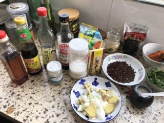 2、昔悦……烤鱼,蒜蓉辣酱 料酒 香油 花椒 麻椒 糖 热油下锅 翻炒 ！