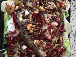 3、昔悦……烤鱼,炒好的酱汁 淋在铺好的鱼上