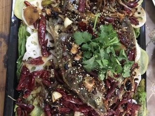 5、昔悦……烤鱼,出锅 撒上香菜叶 芝麻！