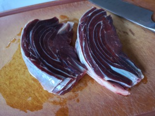 1、卤牛肉,牛腱肉从中间切开。