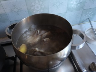 3、卤牛肉,水开，去掉浮沫，再煮五分钟。