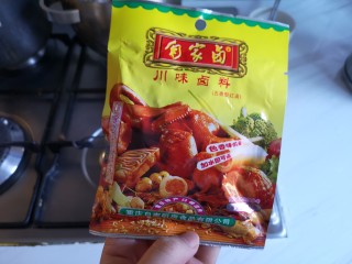 4、卤牛肉,放入成袋的卤料。