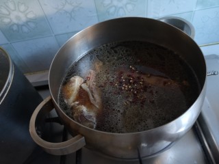 5、卤牛肉,额外再加入老抽，花椒粒，姜片。