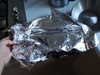 6、卤牛肉,这里有个小技巧，准备一张锡纸。