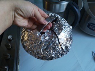 7、卤牛肉,把锅盖包上。