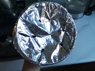 8、卤牛肉,锡纸上几个小洞。