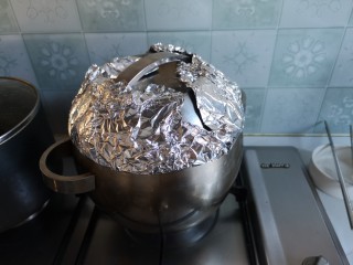 9、卤牛肉,水开后，盖上锅盖，转小火煮一个小时。