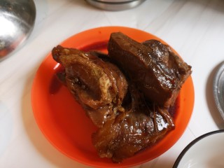 11、卤牛肉,放凉之后捞出。