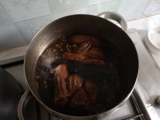 10、卤牛肉,之后关火，牛肉继续泡在卤料里。