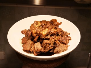 12、卤牛肉,切成片，再淋点卤料的汁，就可以吃啦。