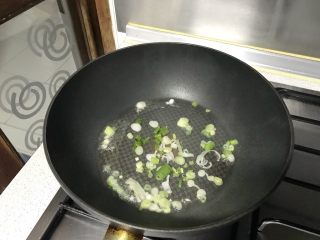 8、家常小炒韭菜香干,再爆香葱花。