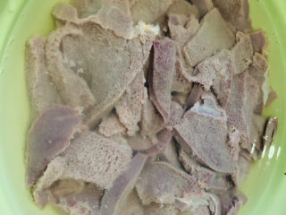 4、泡椒猪肝,泡清水里，把血水泡出