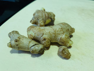 5、泡椒猪肝,姜洗净