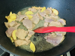 9、泡椒猪肝,加入猪肝