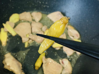 10、泡椒猪肝,夹入泡椒