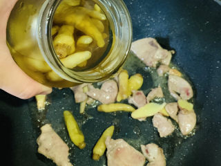 11、泡椒猪肝,倒些泡椒汁