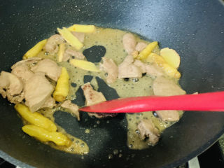 12、泡椒猪肝,翻炒均匀泡椒