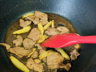 16、泡椒猪肝,翻炒均匀调料