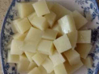 2、麻辣米豆腐,切成小块装盘。