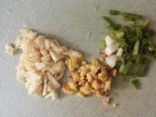 3、麻辣米豆腐,将葱姜蒜，切成碎末