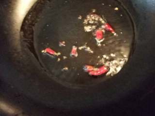 4、麻辣米豆腐,热锅倒油，开小火，先放入花椒爆出香味，再加入干辣椒，姜，蒜末炝香