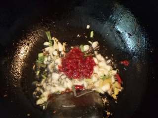 5、麻辣米豆腐,然后放入郫县豆瓣，翻炒出香味