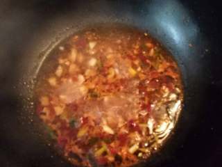 6、麻辣米豆腐,加一小碗水，水要适量，没过米豆腐就行，开大火将汤汁烧开