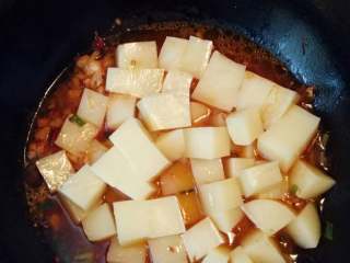 7、麻辣米豆腐,汤汁香味煮出，然后倒入米豆腐，加入适量的料酒，酱油，白糖，少许的盐，开中火慢炖