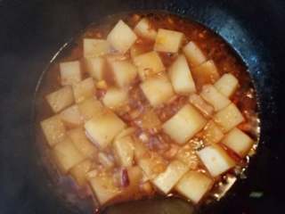 8、麻辣米豆腐,锅里汤汁烧开后，开小火，放入花椒面，葱花，翻炒几下，关火，加入鸡精翻炒，即可出锅